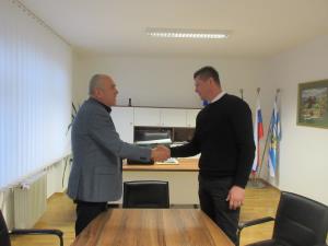 Matija Čakš prevzema primopredajni zapisnik. 